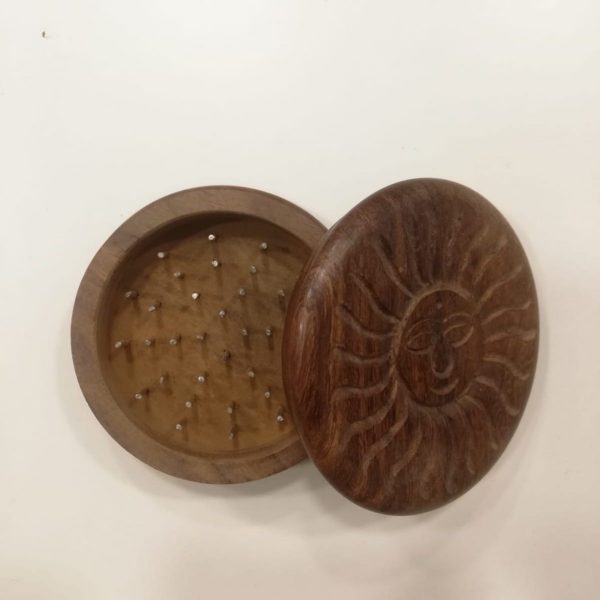 Grinder in legno scuro intagliato Sole Ø 75mm - immagine 3